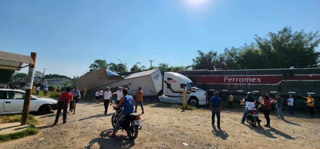 Trailero intenta ganarle el paso al tren y es impactado; cierran carretera Las Trancas- Coatepec