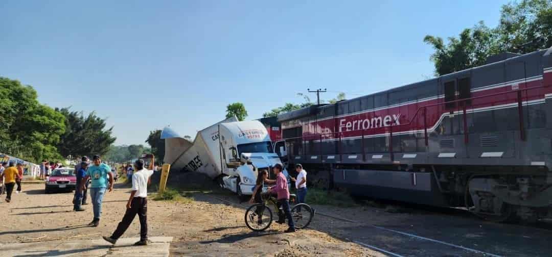 Trailero intenta ganarle el paso al tren y es impactado; cierran carretera Las Trancas- Coatepec