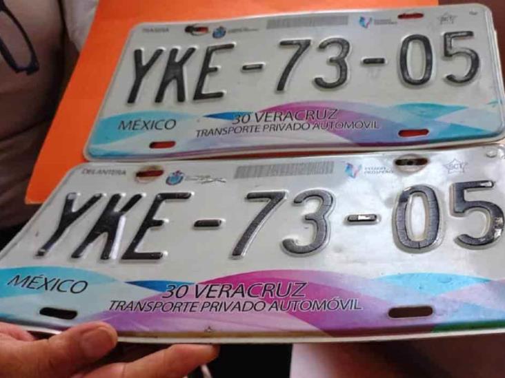 Por mala calidad, empresa encargada de placas en Veracruz en problemas; debe reponer piezas