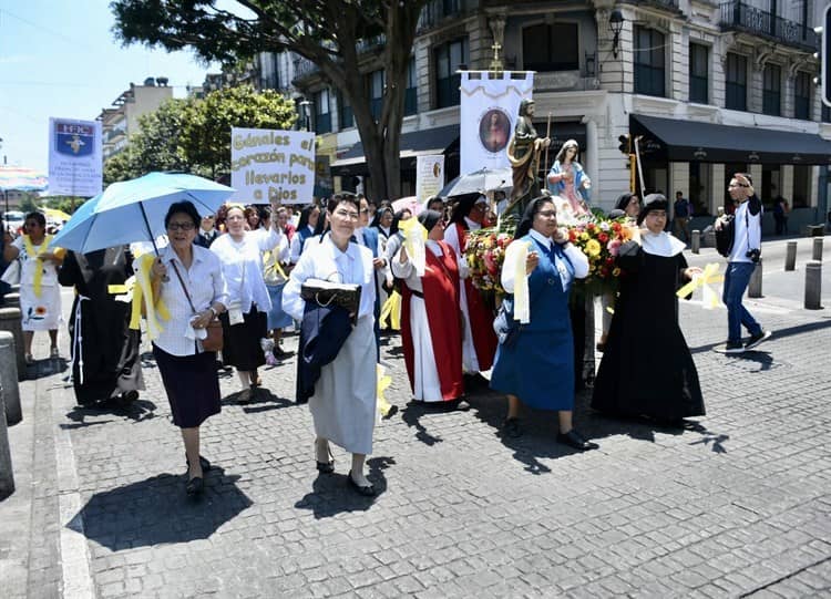 Encabeza Arzobispo de Xalapa marcha ante semana de oración por las vocaciones