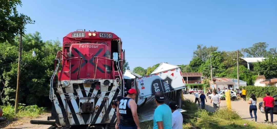 Trailero intenta ganarle el paso al tren y es impactado; cierran carretera Las Trancas- Coatepec