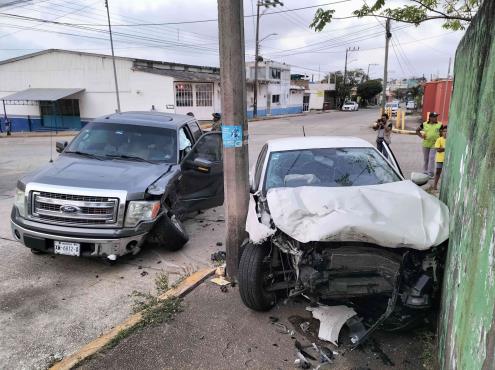 ¡Vaya golpe! Por ganarle el paso, camioneta impacta auto en Coatzacoalcos (+Video)