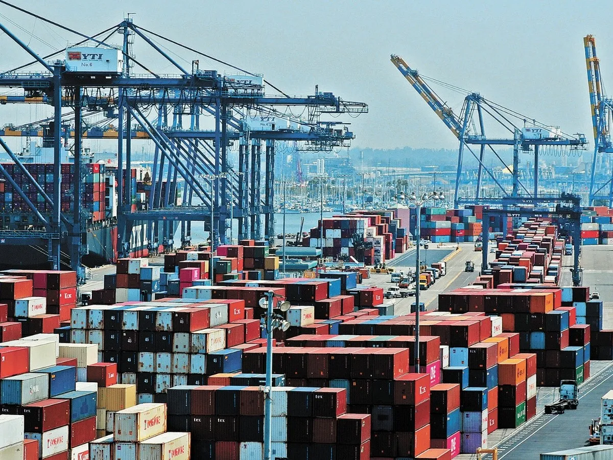 Exportaciones de México caen 2.9 % en abril