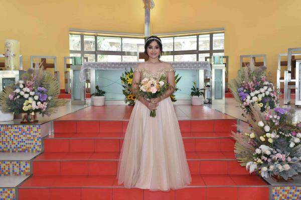 Airam Hernández Enríquez disfruta fiesta de XV años