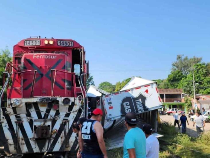 En Coatepec, conductor intenta ganarle paso al tren y se lo lleva