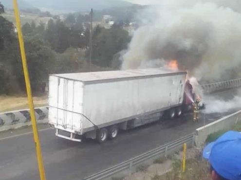 Accidentes de tráileres generan el cierre de la autopista Orizaba-Puebla y la movilización de rapiñeros