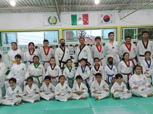 Presentan examen taekwondoínes de la Asociación Mexicana MDK Minatitlán