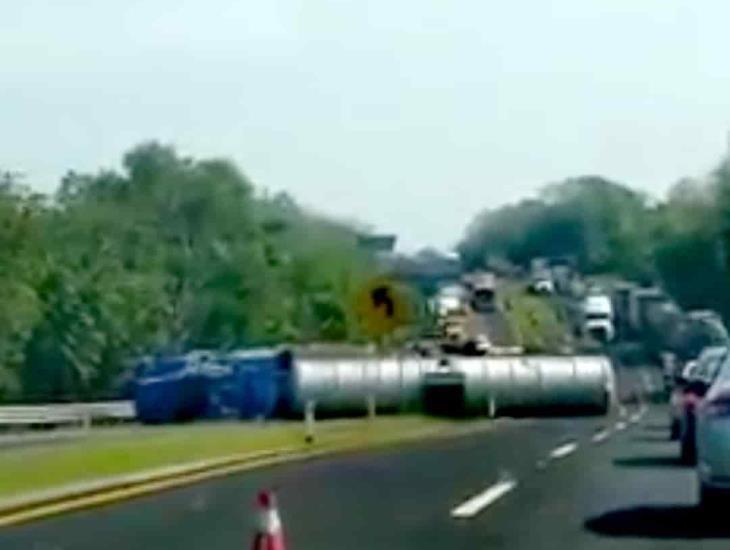 ¡Atento! Volcadura bloquea la circulación en la México-Tuxpan (+Video)