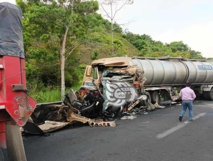 Queda prensado trailero tras chocar unidad estacionada en la Coatza-Villa