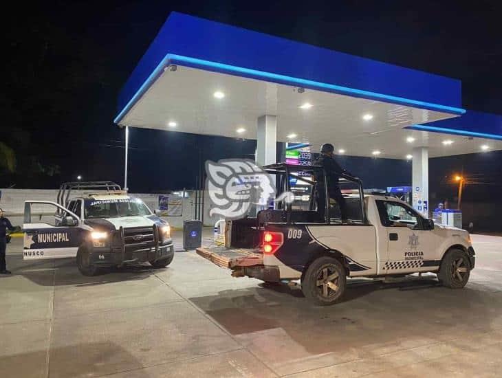 Asaltan con violencia a despachadores y empleados de Oxxo en gasolinera de Acayucan