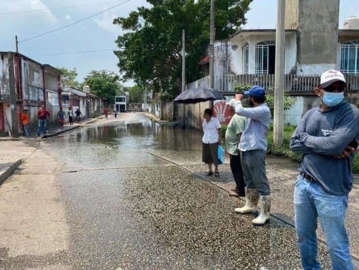 Bloquean calle en Minatitlán; exigen reparación en filtración de aguas negras