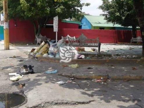 ¡Falta de cultura en Ixhuatlán!, denuncian a ciudadanía de tirar su basura en las calles