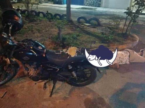 Le dio el bajón; motociclista se queda dormido en plena calle en Veracruz