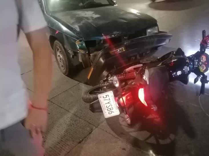Auto choca contra motociclista en avenida México, en Xalapa
