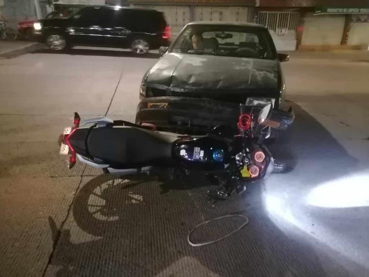 Auto choca contra motociclista en avenida México, en Xalapa