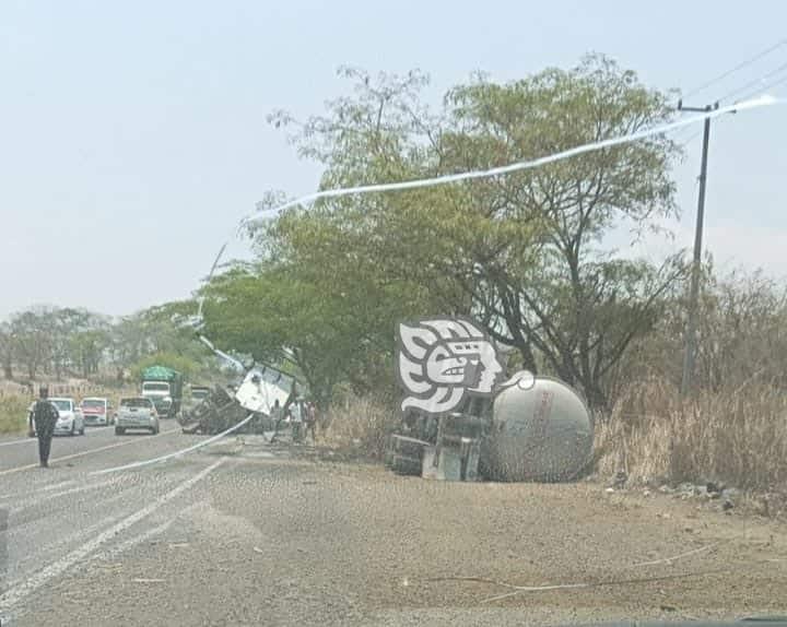 Vuelca pipa cargada con melaza en carretera Córdoba-Veracruz