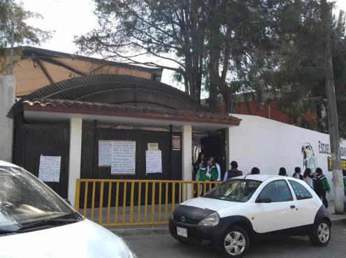 Queja en escuela de Xalapa, con pancartas denuncian cobro en clases