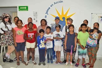 Patricio Veloz Camacho ‘Pato Veloz’, rey infantil electo visita el Albergue AJA