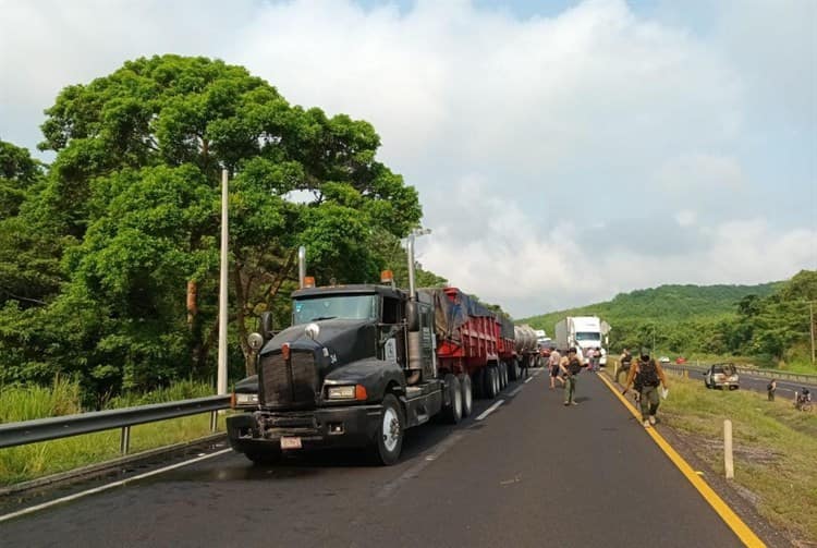 Queda prensado trailero tras chocar unidad estacionada en la Coatza-Villa