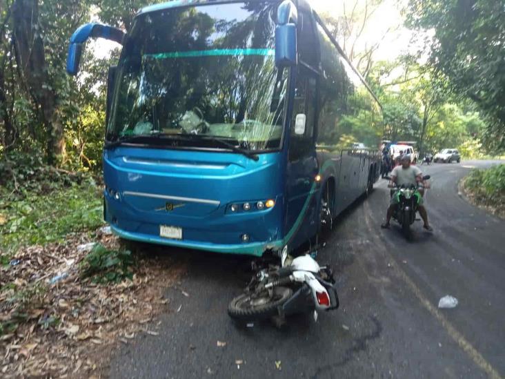 Autobús impacta a motociclistas en San Andrés Tuxtla; hay un muerto
