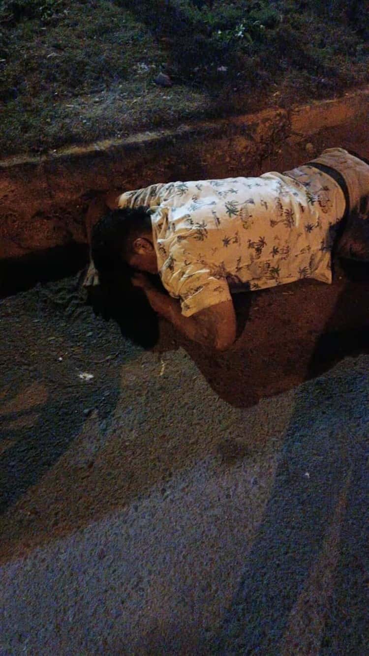 Motociclista en aparente estado de ebriedad se queda dormido en plena calle en Veracruz