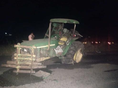 Por invadir carril, tráiler choca contra tractor en carretera a Isla