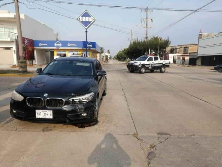 Impacta patrulla de SSP a lujoso auto en Coatzacoalcos (+Video)