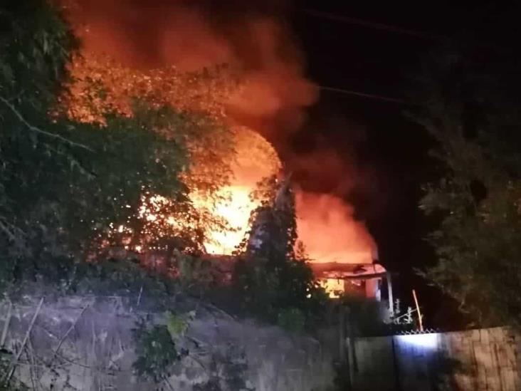 Incendio acaba con vivienda y auto en comunidad de Coatepec