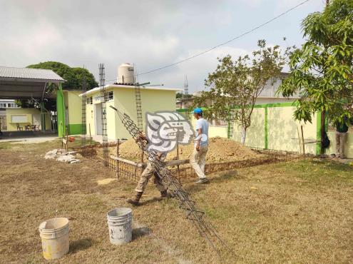 Ante construcción de aulas, piden clases presenciales en Villa Cuichapa