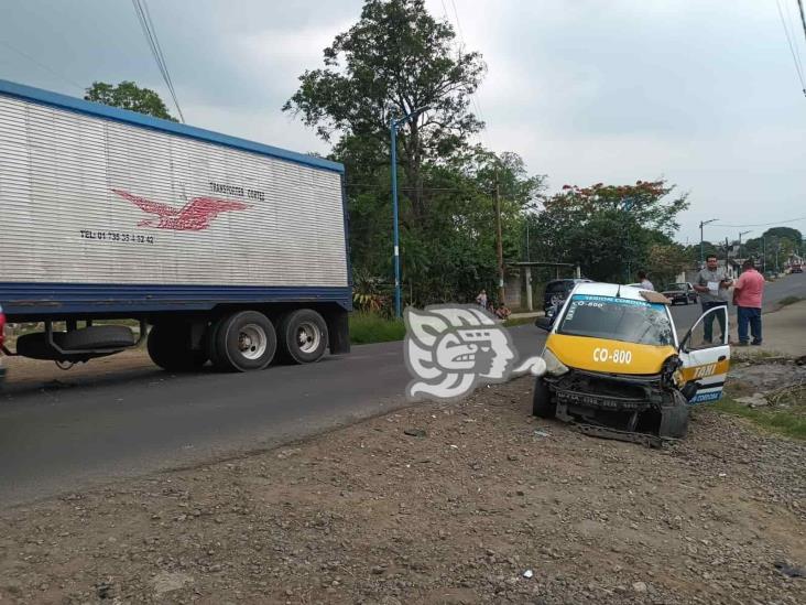 ¡De frente! Taxi de Córdoba se estampa contra tráiler en la carretera estatal Cuichapa-Amatlán