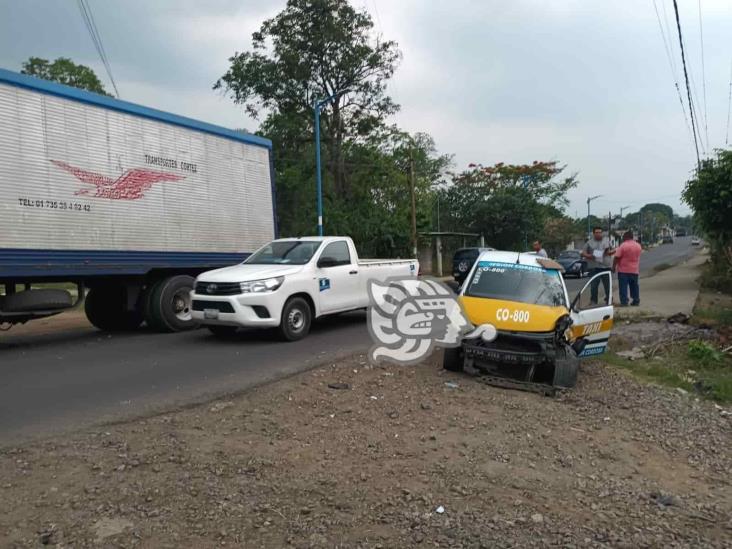 ¡De frente! Taxi de Córdoba se estampa contra tráiler en la carretera estatal Cuichapa-Amatlán