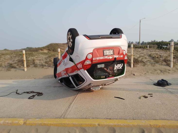 ¡Termina volteado! Tras impacto taxi acaba llantas arriba en el Malecón