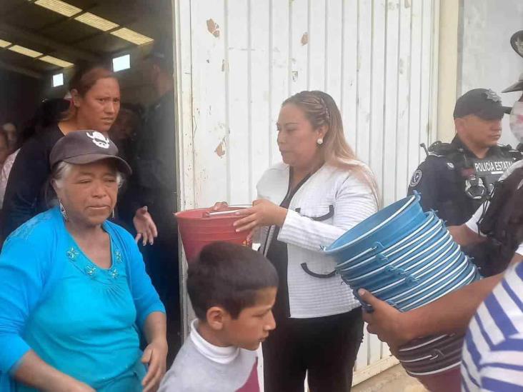 ¡Detallazo! Alcaldesa de Villa Aldama regala cubetas para celebrar el día de las madres