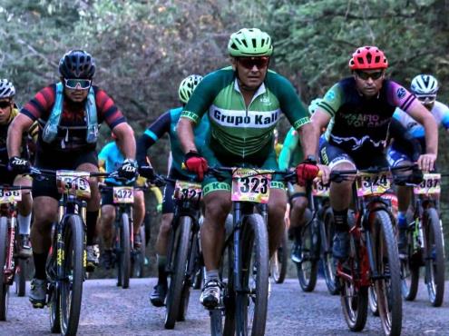 Ciclistas listos para competir en la 3a. edición de la carrera La Clandestina