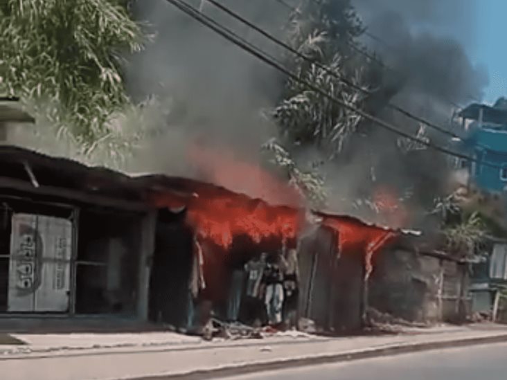 Viven momentos de pánico en colonia Veracruz, de Xalapa: incendio devora local (+Video)