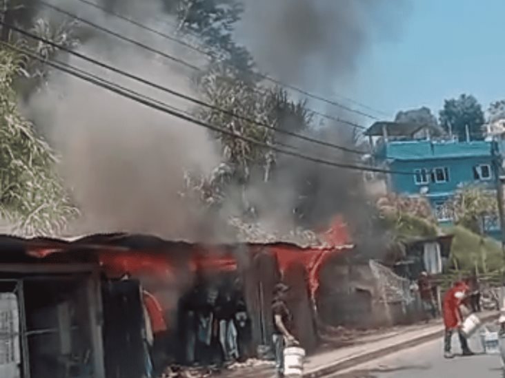 Viven momentos de pánico en colonia Veracruz, de Xalapa: incendio devora local (+Video)