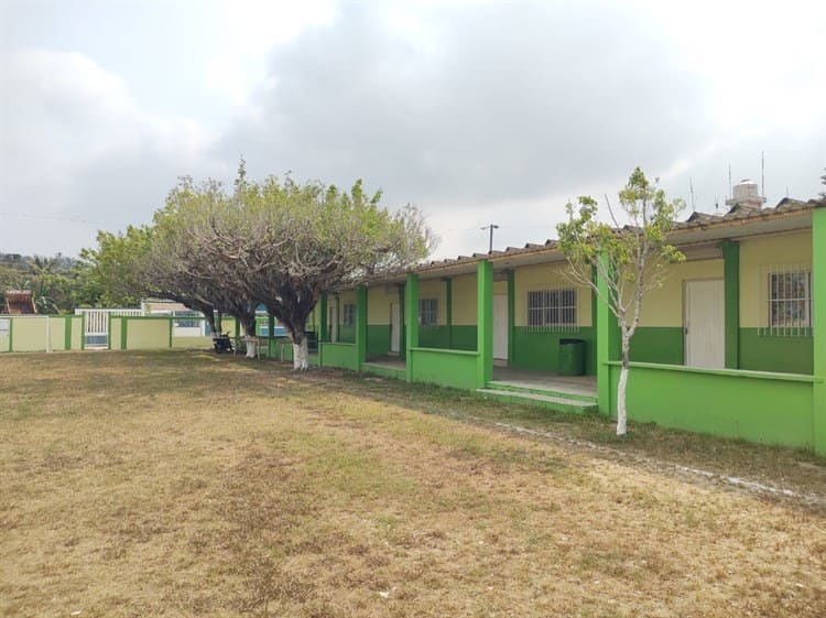 Ante construcción de aulas, piden clases presenciales en Villa Cuichapa