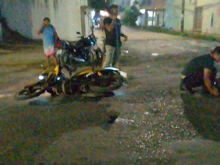 Fuerte choque de motos en Lomas 3; mujer recién operada herida