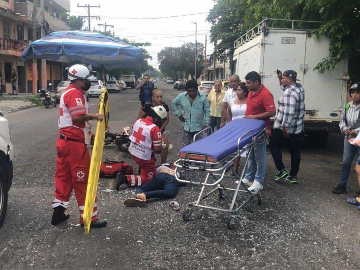 Auto impacta a joven motociclista en colonia Centro de Veracruz (+Video)
