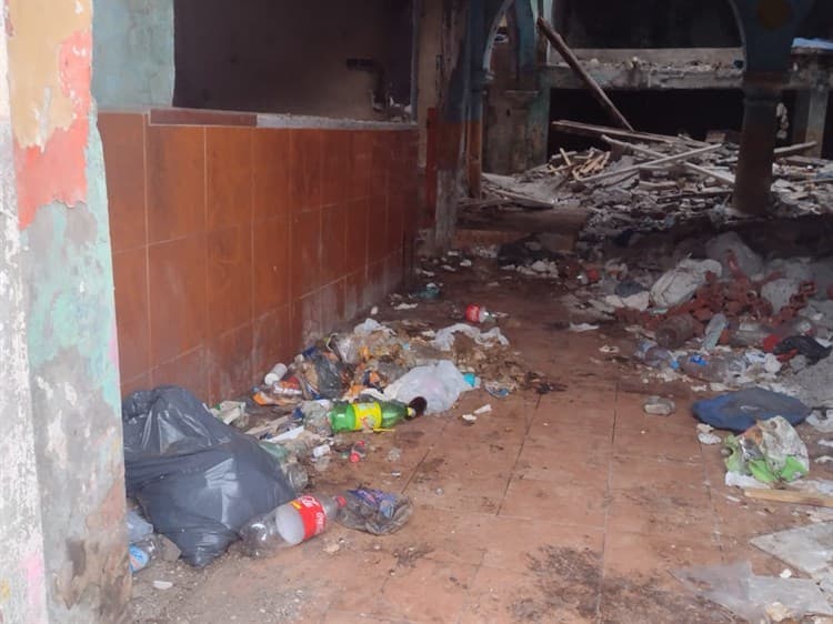 Entre basura y escombros, así luce el Convento de Jesuitas en Veracruz