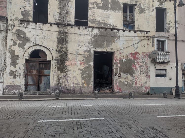 Entre basura y escombros, así luce el Convento de Jesuitas en Veracruz