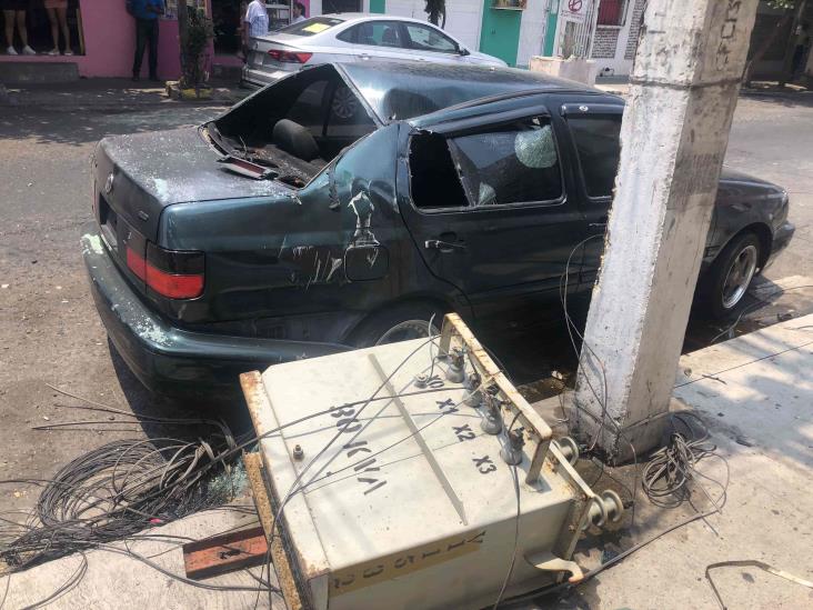 Se desprende transformador de CFE de poste y cae en automóvil en el centro de Veracruz