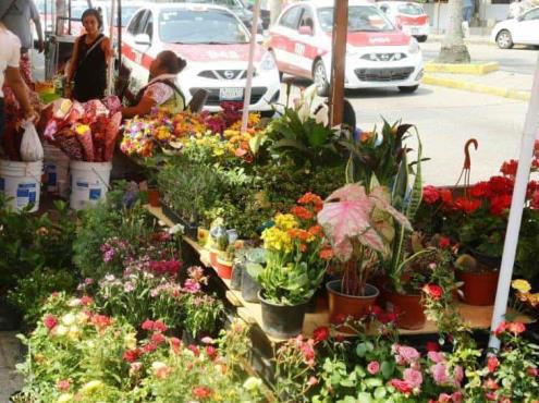 Vendedores de flores hacen su agosto este 10 de mayo en Coatzacoalcos