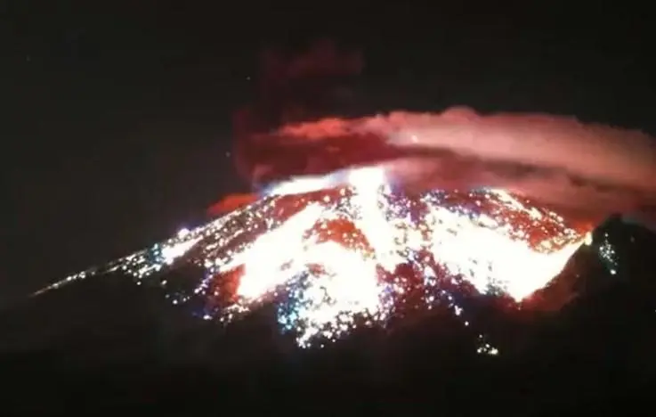 Popocatépetl celebra a las madres con una explosión de película 