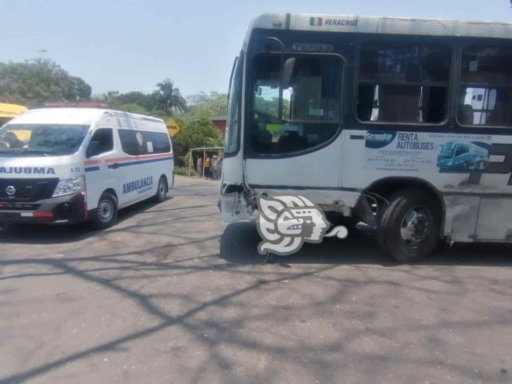 Accidente en la Córdoba- Veracruz deja 2 heridos; empresa de grúas arma zafarrancho