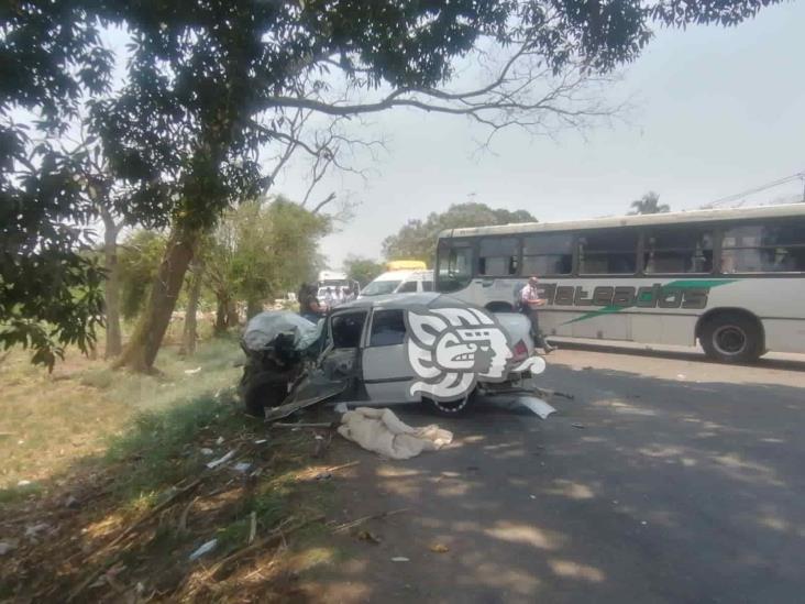 Accidente en la Córdoba- Veracruz deja 2 heridos; empresa de grúas arma zafarrancho