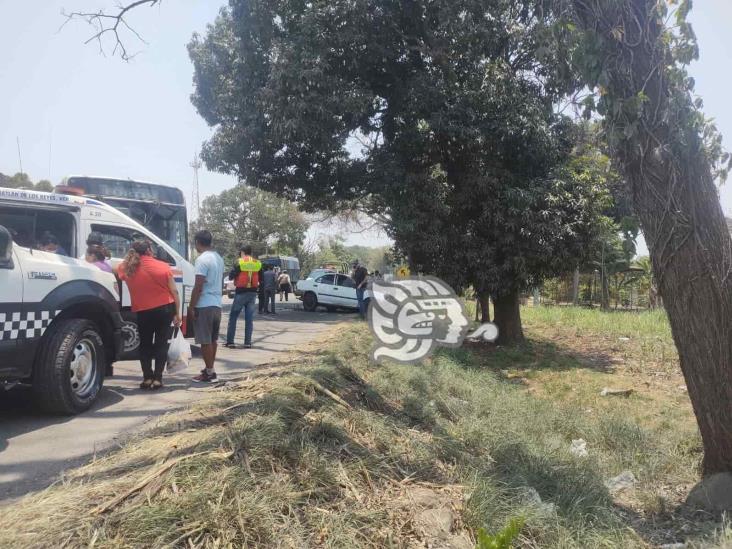 Accidente en la Córdoba- Veracruz deja 2 heridos; empresa de grúas arma zafarrancho