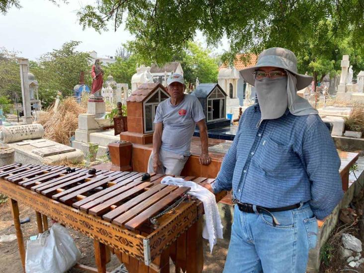Poco trabajo para marimba pese a afluencia en panteón de Veracruz