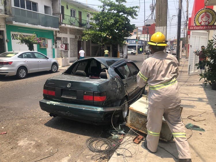 Se desprende transformador de CFE de poste y cae en automóvil en el centro de Veracruz