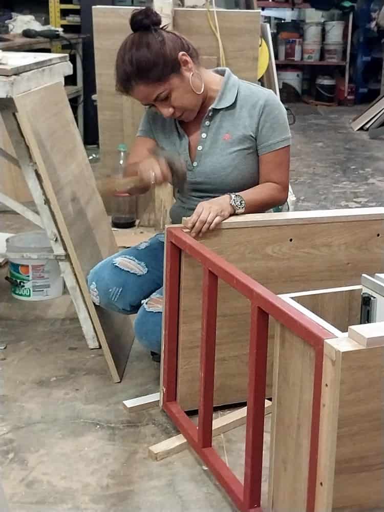 Silvia se ganó a pulso el respeto como carpintera; “mis hijas están orgullosas”